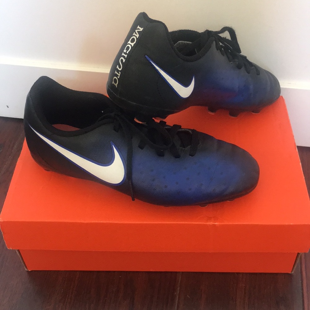 Nike Boys soccer cleat , JR Magista Ola size 4